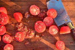 De tomaten van de besnoeiingsdruif op houten scherpe raad Royalty-vrije Stock Foto De tomaten van de besnoeiingsdruif op houten scherpe raad Royalty-vrije Stock Foto