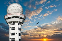 De toren van de luchtverkeerscontrole met vliegtuig stock foto's De toren van de luchtverkeerscontrole met vliegtuig stock foto's