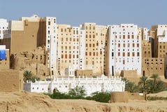 De toren van de modderbaksteen huisvest stad van Shibam, Hadramaut-vallei, Yemen stock foto De toren van de modderbaksteen huisvest stad van Shibam, Hadramaut-vallei, Yemen stock foto