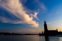 De toren van de Stadshall stadshuset van Stockholm bij zonsondergang, schemer, Zweden royalty-vrije stock foto's De toren van de Stadshall stadshuset van Stockholm bij zonsondergang, schemer, Zweden royalty-vrije stock foto's