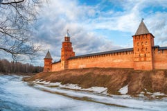 De torens van Velikynovgorod het Kremlin in vroege de lenteavond in Veliky Novgorod, Rusland, panorama stock afbeeldingen De torens van Velikynovgorod het Kremlin in vroege de lenteavond in Veliky Novgorod, Rusland, panorama stock afbeeldingen