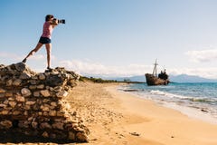 De touristes prenez la photo sur le bord de mer de plage Photographie stock De touristes prenez la photo sur le bord de mer de plage Photographie stock