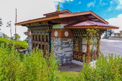 De traditionele bouw Uit Bhutan dichtbij Druk Wangyal Lhakhang royalty-vrije stock afbeelding De traditionele bouw Uit Bhutan dichtbij Druk Wangyal Lhakhang royalty-vrije stock afbeelding