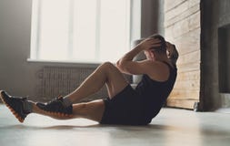 De training van de jonge mensengeschiktheid, dwarskraken voor abs stock fotografie De training van de jonge mensengeschiktheid, dwarskraken voor abs stock fotografie