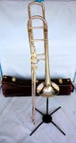 De trombone is een universeel type van messingsinstrument Er zijn bogen die voor het veranderen van het volume worden gebruikt De royalty-vrije stock afbeelding De trombone is een universeel type van messingsinstrument Er zijn bogen die voor het veranderen van het volume worden gebruikt De royalty-vrije stock afbeelding