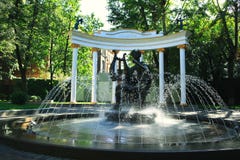 De tuin van Moskou met fontein royalty-vrije stock afbeeldingen De tuin van Moskou met fontein royalty-vrije stock afbeeldingen
