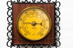 De uitstekende houten die barometer op witte achtergrond, huishoudenbarometer wordt geïsoleerd stock foto De uitstekende houten die barometer op witte achtergrond, huishoudenbarometer wordt geïsoleerd stock foto