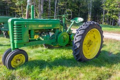 De uitstekende Tractor van John Deere Model B stock fotografie De uitstekende Tractor van John Deere Model B stock fotografie