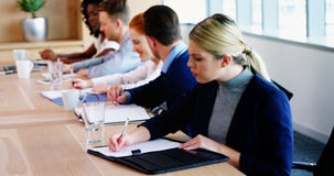 De uitvoerende macht die onderaan nota's nemen De uitvoerende macht die onderaan nota's nemen