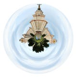 De Universiteit van de Staat van Moskou onder bewolkte hemel royalty-vrije stock afbeeldingen De Universiteit van de Staat van Moskou onder bewolkte hemel royalty-vrije stock afbeeldingen