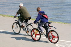 De vader en de zoon berijden op bergfietsen stock foto's De vader en de zoon berijden op bergfietsen stock foto's