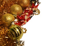 De vakantie isoleerde achtergrond met gouden klatergoud, baldecoratie, beadwork, Kerstmis cand en kleine giftdoos stock afbeelding De vakantie isoleerde achtergrond met gouden klatergoud, baldecoratie, beadwork, Kerstmis cand en kleine giftdoos stock afbeelding