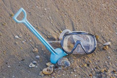 De vakantieconcept van de zomer Het duiken masker met schop en shells op het zandige strand royalty-vrije stock foto De vakantieconcept van de zomer Het duiken masker met schop en shells op het zandige strand royalty-vrije stock foto