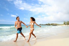 De vakantiepaar die van de strandzomer op vakantie lopen royalty-vrije stock foto De vakantiepaar die van de strandzomer op vakantie lopen royalty-vrije stock foto