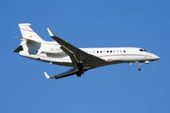 De Valk7x EG-LLV van bedrijfs Dassault straal privé vliegtuig die bij de Luchthaven van Madrid landen Barajas royalty-vrije stock foto De Valk7x EG-LLV van bedrijfs Dassault straal privé vliegtuig die bij de Luchthaven van Madrid landen Barajas royalty-vrije stock foto