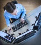 De Veelvoudige Schermen van handelaaranalyzing data on bij Bureau
