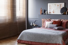 De vensterzonneblinden in een slaapkamerbinnenland met een koning rangschikken bed, cushio stock afbeeldingen De vensterzonneblinden in een slaapkamerbinnenland met een koning rangschikken bed, cushio stock afbeeldingen