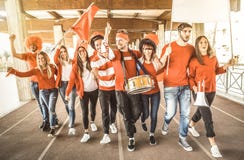 De ventilatorsvrienden die van de voetbalverdediger en aan voetbalgelijke toejuichen lopen royalty-vrije stock foto's De ventilatorsvrienden die van de voetbalverdediger en aan voetbalgelijke toejuichen lopen royalty-vrije stock foto's