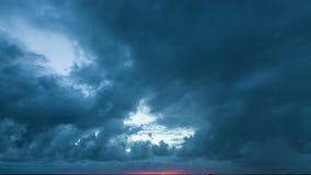 De verbazende bewolkte tijdspanne van de zonsondergangtijd stock video De verbazende bewolkte tijdspanne van de zonsondergangtijd stock video