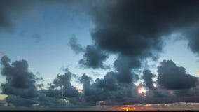 De verbazende bewolkte tijdspanne van de zonsopgangtijd stock footage De verbazende bewolkte tijdspanne van de zonsopgangtijd stock footage
