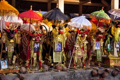 De verfraaide doodskist van overlijdt vóór de ceremoniecrematie, Nusa Penida, Indonesië royalty-vrije stock foto's De verfraaide doodskist van overlijdt vóór de ceremoniecrematie, Nusa Penida, Indonesië royalty-vrije stock foto's