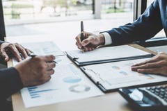De vergadering die van de financi?nmanager van het het projectsucces van de bedrijfgroei de financi?le statistieken, professionee royalty-vrije stock fotografie De vergadering die van de financi?nmanager van het het projectsucces van de bedrijfgroei de financi?le statistieken, professionee royalty-vrije stock fotografie