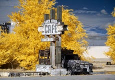 De verlaten Koffie van het Boerderijhuis, in Infrared Tucumcari, NM royalty-vrije stock fotografie De verlaten Koffie van het Boerderijhuis, in Infrared Tucumcari, NM royalty-vrije stock fotografie