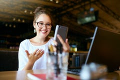 De verraste freelancer gemengde rasvrouw bekijkt smartphone en kan niet geloven zij loterijprijs won Verbaasd succesvol stock fotografie De verraste freelancer gemengde rasvrouw bekijkt smartphone en kan niet geloven zij loterijprijs won Verbaasd succesvol stock fotografie