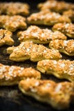 De verse eigengemaakte feestelijke koekjes van Owen royalty-vrije stock foto De verse eigengemaakte feestelijke koekjes van Owen royalty-vrije stock foto