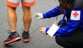 De verwonde benen van de marathonagent royalty-vrije stock fotografie De verwonde benen van de marathonagent royalty-vrije stock fotografie
