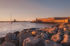 De vestingsmuur bij de haven rhodos Griekenland stock fotografie De vestingsmuur bij de haven rhodos Griekenland stock fotografie