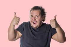 De vette gelukkige mens toont de duim omhoog op witte achtergrond ondertekent royalty-vrije stock afbeeldingen De vette gelukkige mens toont de duim omhoog op witte achtergrond ondertekent royalty-vrije stock afbeeldingen