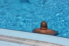 De vette man in de pool royalty-vrije stock afbeelding De vette man in de pool royalty-vrije stock afbeelding