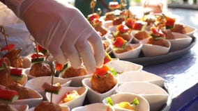 De videocateringszaken, Chef-kokhand met handschoen bereiden cocktail partyvoedsel voor stock video De videocateringszaken, Chef-kokhand met handschoen bereiden cocktail partyvoedsel voor stock video