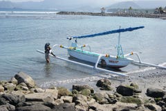 De visserij van Trimaran in Bali, Indonesië royalty-vrije stock afbeeldingen De visserij van Trimaran in Bali, Indonesië royalty-vrije stock afbeeldingen
