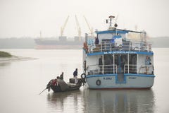 De vissers spreken aan het het schippersoneel van de toeristencruise in Mongla, Bangladesh stock foto De vissers spreken aan het het schippersoneel van de toeristencruise in Mongla, Bangladesh stock foto
