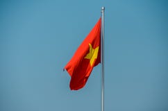 De vlag van Vietnam op pool op blauwe achtergrond stock afbeeldingen De vlag van Vietnam op pool op blauwe achtergrond stock afbeeldingen