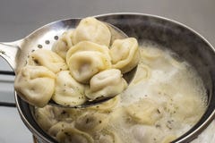 De vleesbollen worden gekookt in een pot van kokend water stock afbeeldingen De vleesbollen worden gekookt in een pot van kokend water stock afbeeldingen