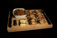 De vleugels van de barbecuekip met salade en halloumi stock foto's De vleugels van de barbecuekip met salade en halloumi stock foto's