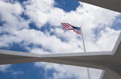 De vliegen van de Vlag van de V.S. over het gedenkteken van USS Arizona stock afbeelding De vliegen van de Vlag van de V.S. over het gedenkteken van USS Arizona stock afbeelding
