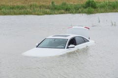 De vloed van de moerasauto stock afbeelding De vloed van de moerasauto stock afbeelding