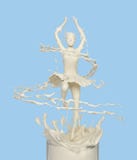 De vloeibare plons van witte melkroom in vrouw of meisjes dansende ballerina vormt zich, geïsoleerd op achtergrond royalty-vrije illustratie De vloeibare plons van witte melkroom in vrouw of meisjes dansende ballerina vormt zich, geïsoleerd op achtergrond royalty-vrije illustratie