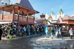 De vlooienmarkt in Izmailovo het complexe Kremlin en museum, menigte van toeristen doet het winkelen stock fotografie De vlooienmarkt in Izmailovo het complexe Kremlin en museum, menigte van toeristen doet het winkelen stock fotografie