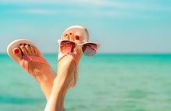 De voeten van de bovenkantvrouw en rode pedicure die roze sandals, zonnebril bij kust dragen De grappige en gelukkige manier jong royalty-vrije stock foto De voeten van de bovenkantvrouw en rode pedicure die roze sandals, zonnebril bij kust dragen De grappige en gelukkige manier jong royalty-vrije stock foto