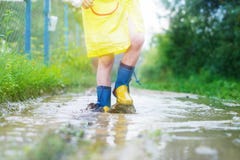De voeten van het kind in een rubberlaars stock foto's De voeten van het kind in een rubberlaars stock foto's