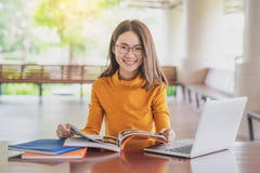 De volta ao conceito da universidade da faculdade do conhecimento da educação escolar, jovens que são computador e tabuleta usado imagens de stock De volta ao conceito da universidade da faculdade do conhecimento da educação escolar, jovens que são computador e tabuleta usado imagens de stock