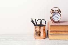De volta ao fundo moderno da escola com livros, despertador foto de stock De volta ao fundo moderno da escola com livros, despertador foto de stock
