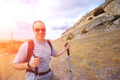 De volwassen mens wandelt met trekkingspolen royalty-vrije stock fotografie De volwassen mens wandelt met trekkingspolen royalty-vrije stock fotografie