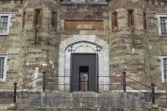 De voordeur en de stappen van historisch Cork Prison in Cork City Ireland Gebouwd tijdens de Victoriaanse era de deze oude steenb royalty-vrije stock fotografie De voordeur en de stappen van historisch Cork Prison in Cork City Ireland Gebouwd tijdens de Victoriaanse era de deze oude steenb royalty-vrije stock fotografie