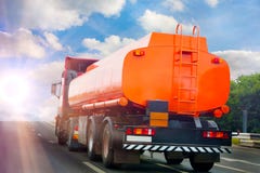 De vrachtwagen van de gashouder gaat op weg Royalty-vrije Stock Afbeelding De vrachtwagen van de gashouder gaat op weg Royalty-vrije Stock Afbeelding